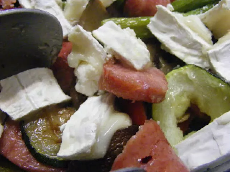 Salada de salsicha fresca, queijo e legumes - foto 2