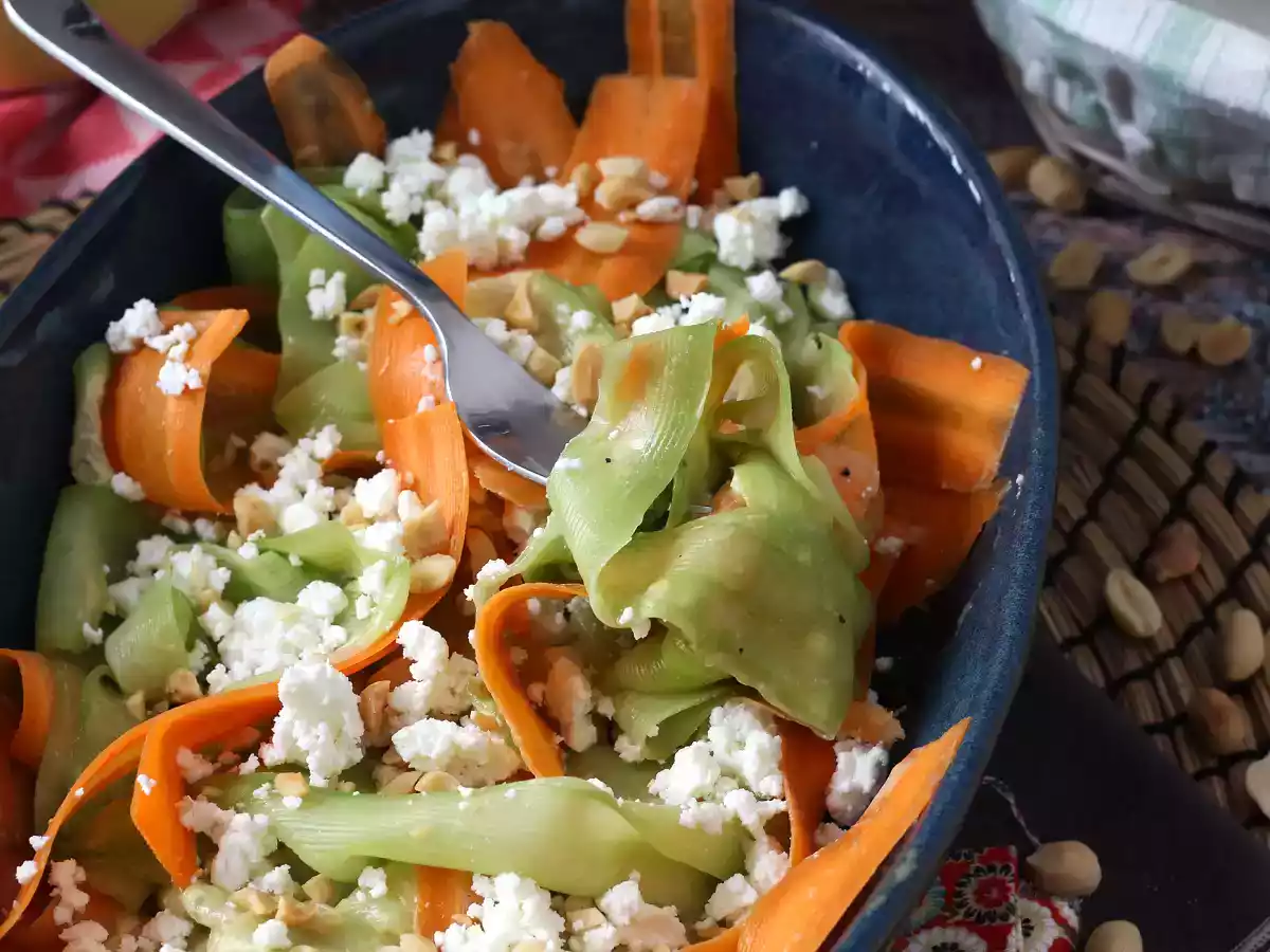 Salada de tagliatelle de legumes com molho de amendoim - foto 2