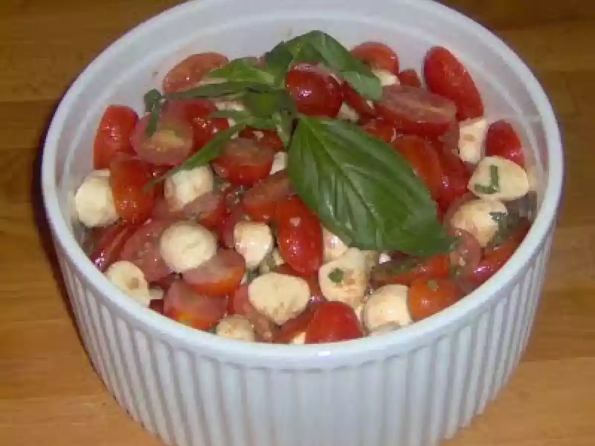 Salada de tomate cherry e queijo Bocconcini