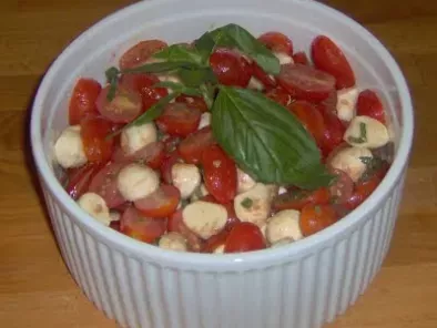 Salada de tomate cherry e queijo Bocconcini