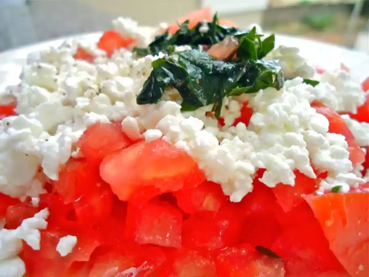 Salada de Tomate com Queijo Cottage e Manjericão