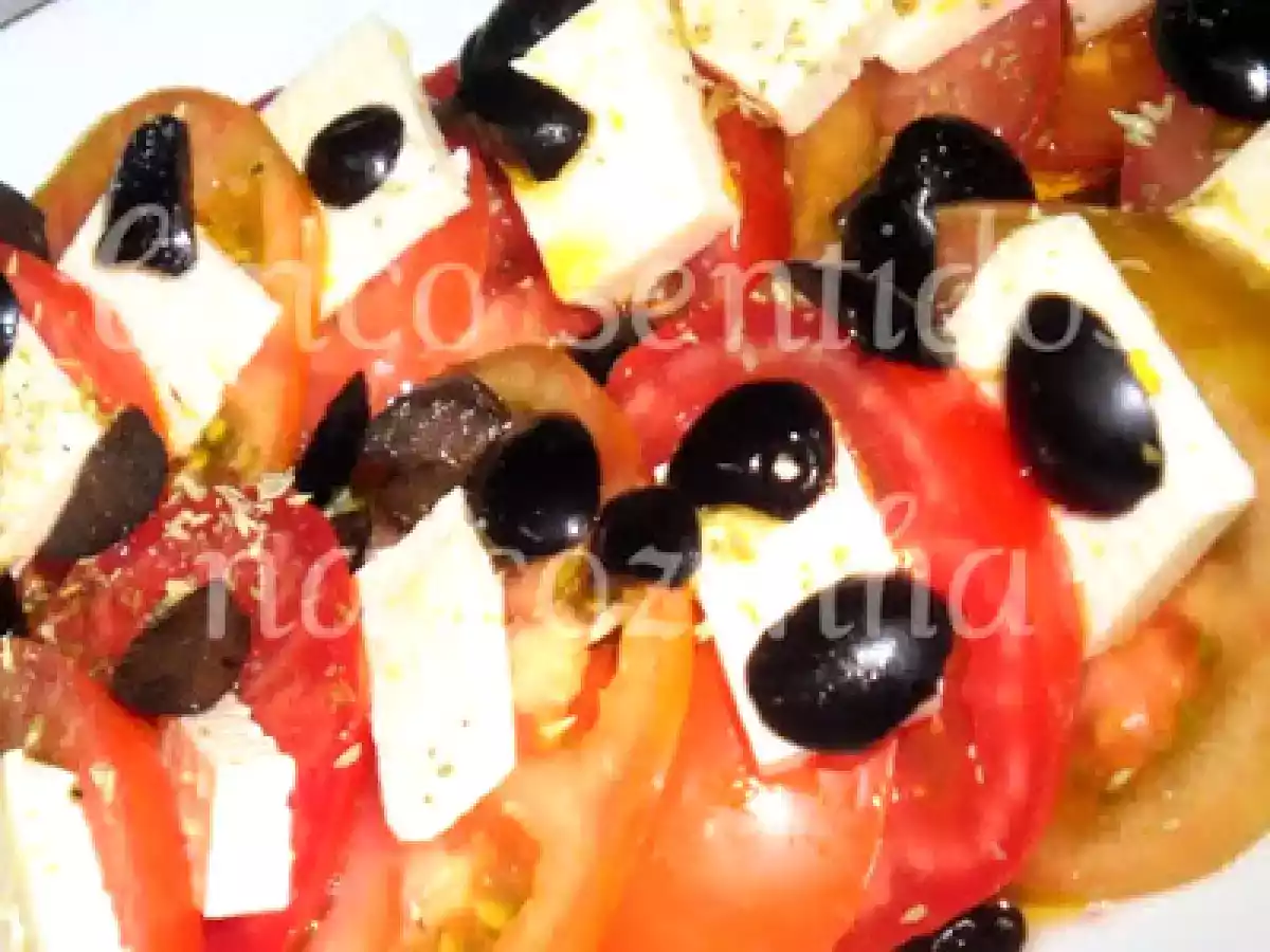 Salada de tomate, queijo feta e azeitonas