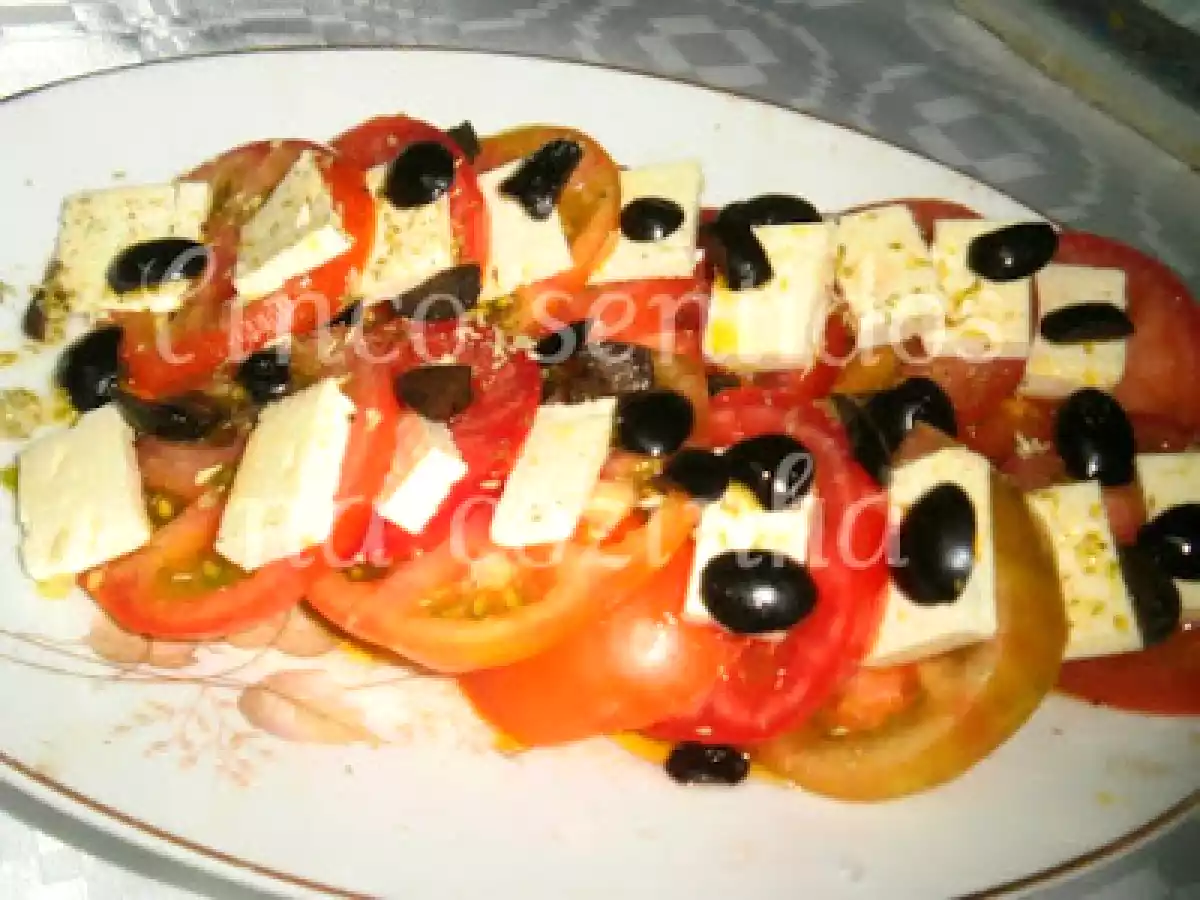 Salada de tomate, queijo feta e azeitonas - foto 2