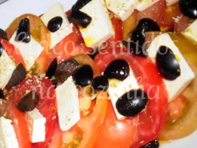 Salada de tomate, queijo feta e azeitonas