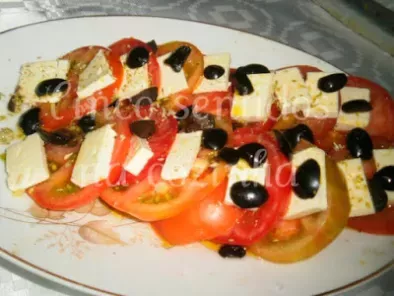 Salada de tomate, queijo feta e azeitonas - foto 2