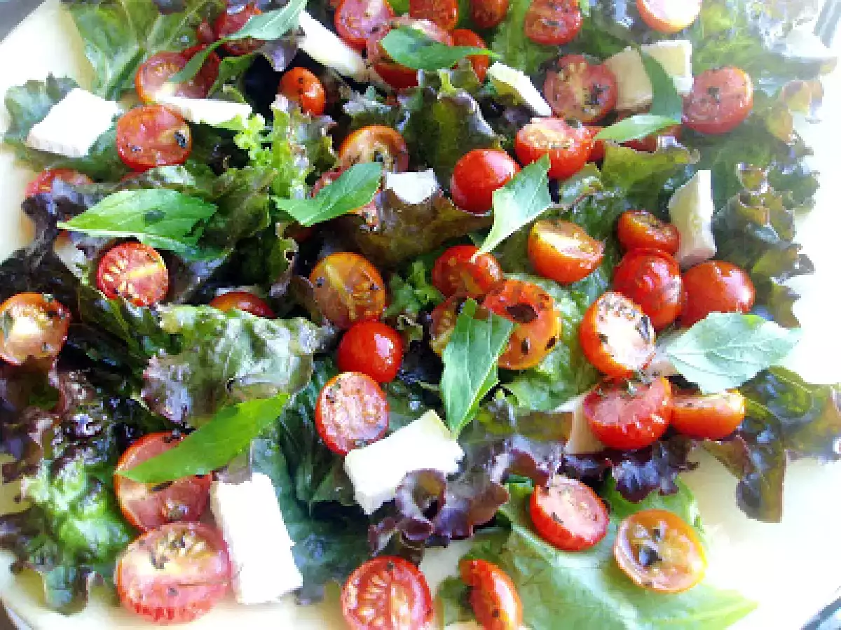 Salada de tomates com duas alfaces, brie e hortelã