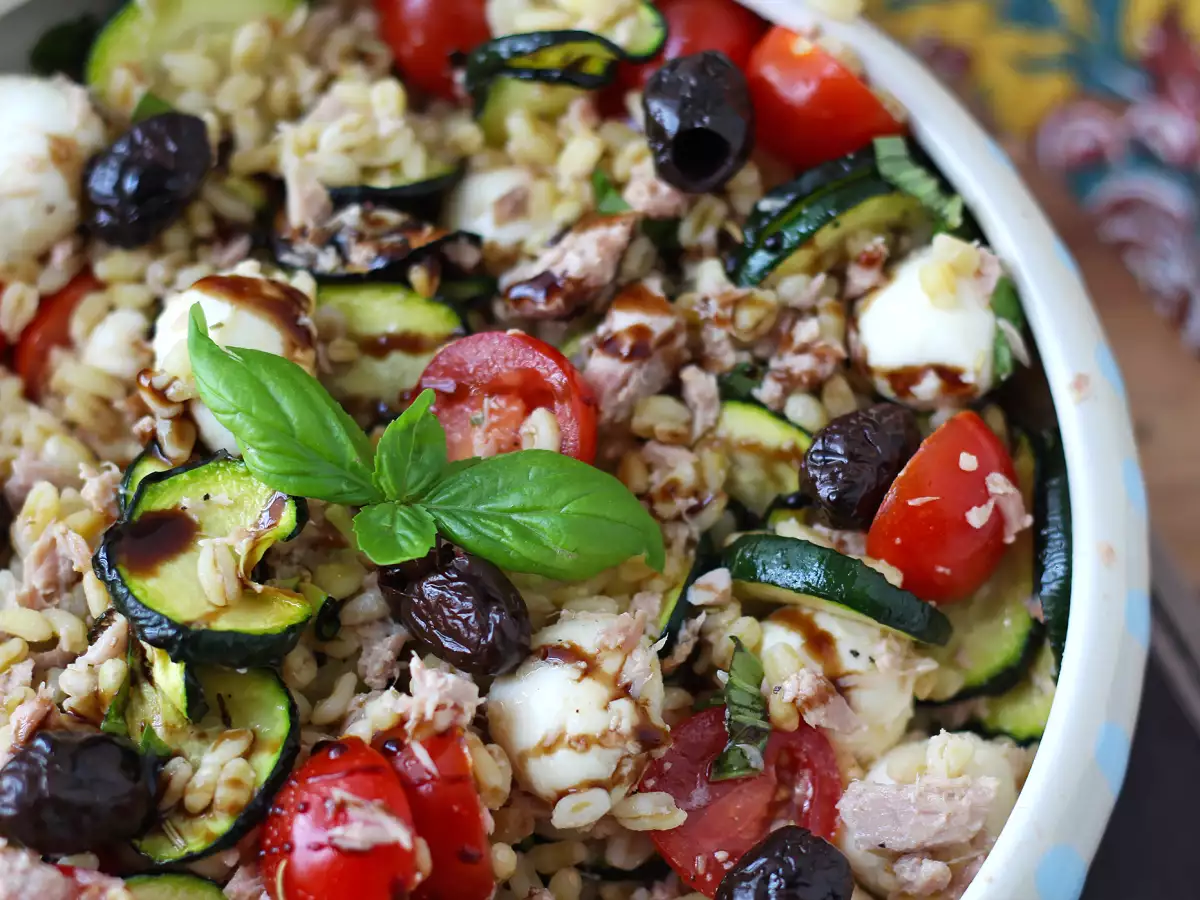 Salada de trigo em grãos com atum e mussarela