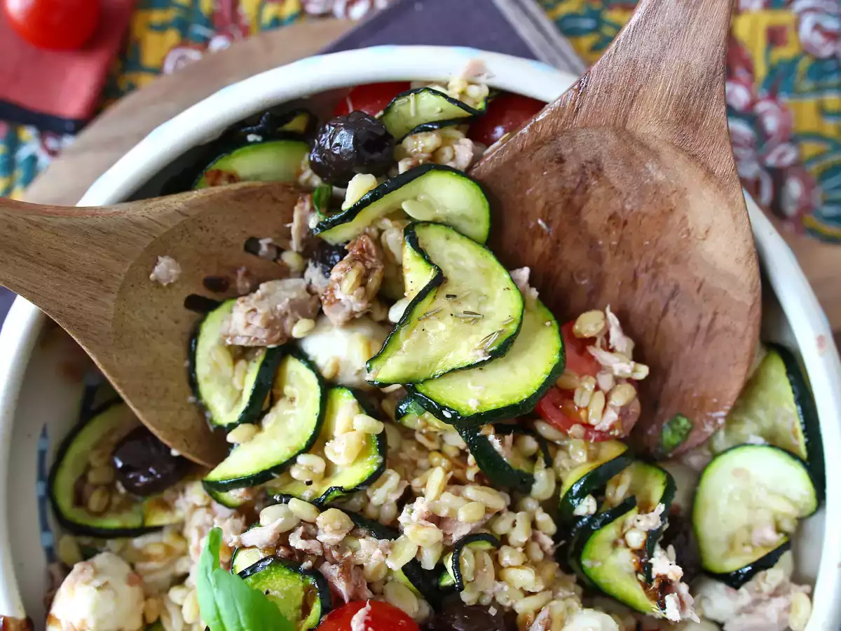 Salada de trigo em grãos com atum e mussarela - foto 3