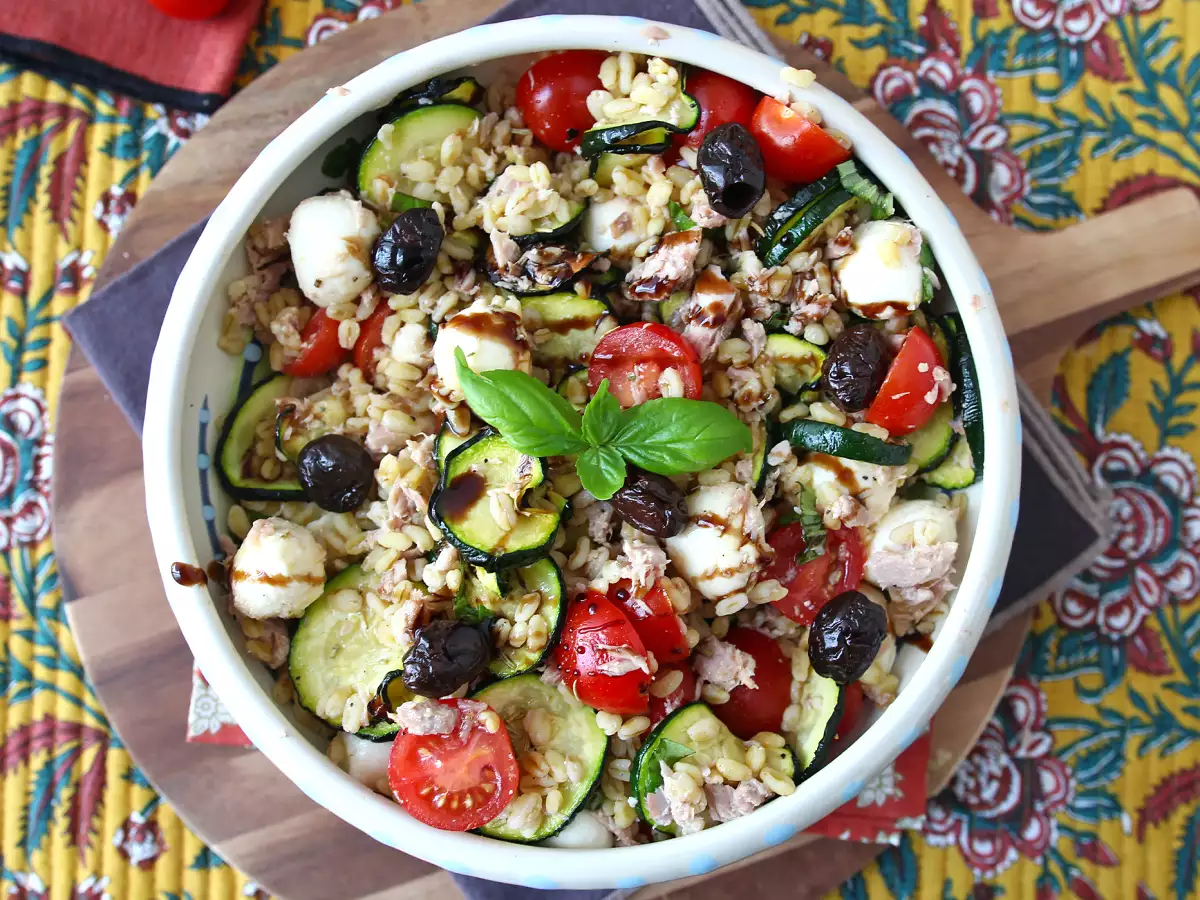Salada de trigo em grãos com atum e mussarela - foto 4
