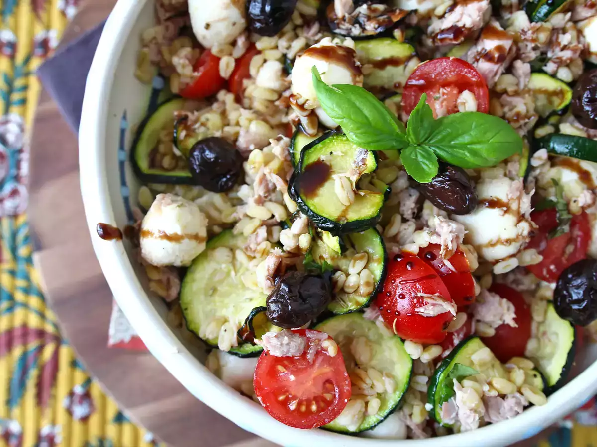 Salada de trigo em grãos com atum e mussarela - foto 5