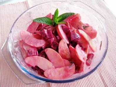 Salada exótica de beterraba em dia cor de rosa