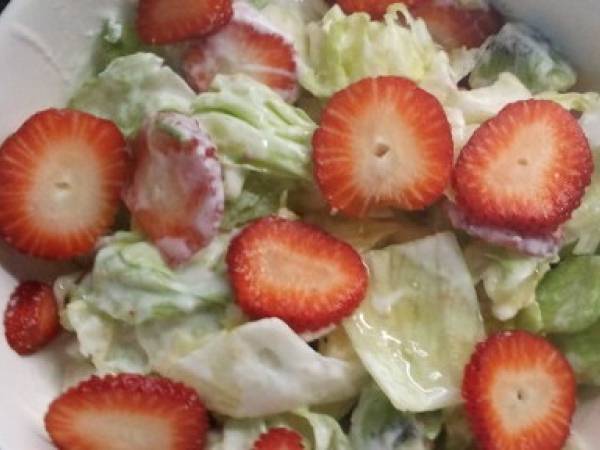 Salada Fresca de Alface com Frutas e Molho de Iogurte com Mel e Limão