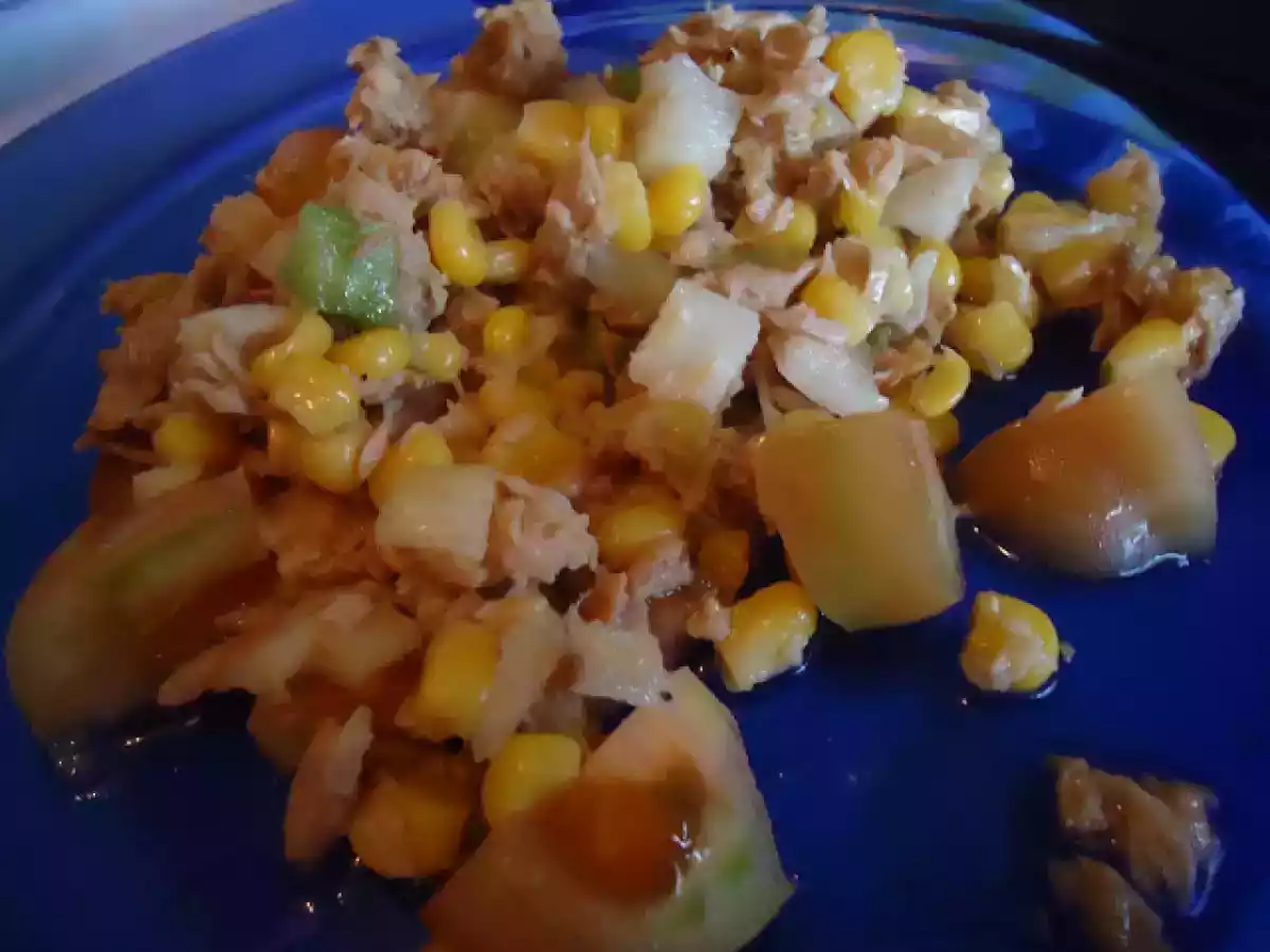 Salada fresca de atum, tomate e milho. - foto 2