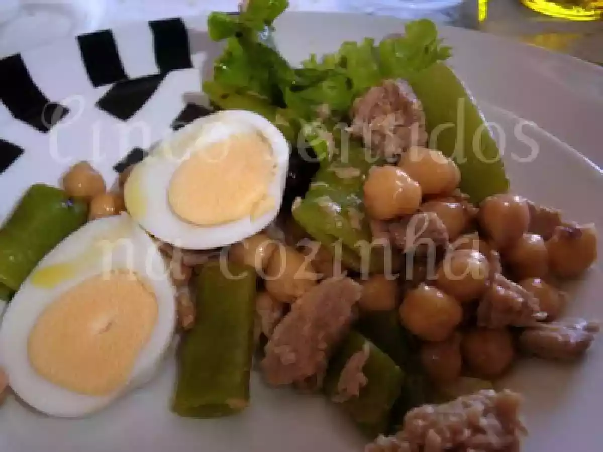 Salada fresca de grão com atum e feijão verde