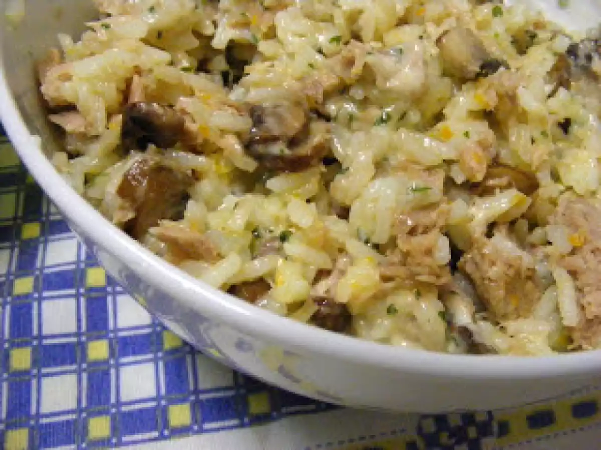 Salada fria de arroz e atum