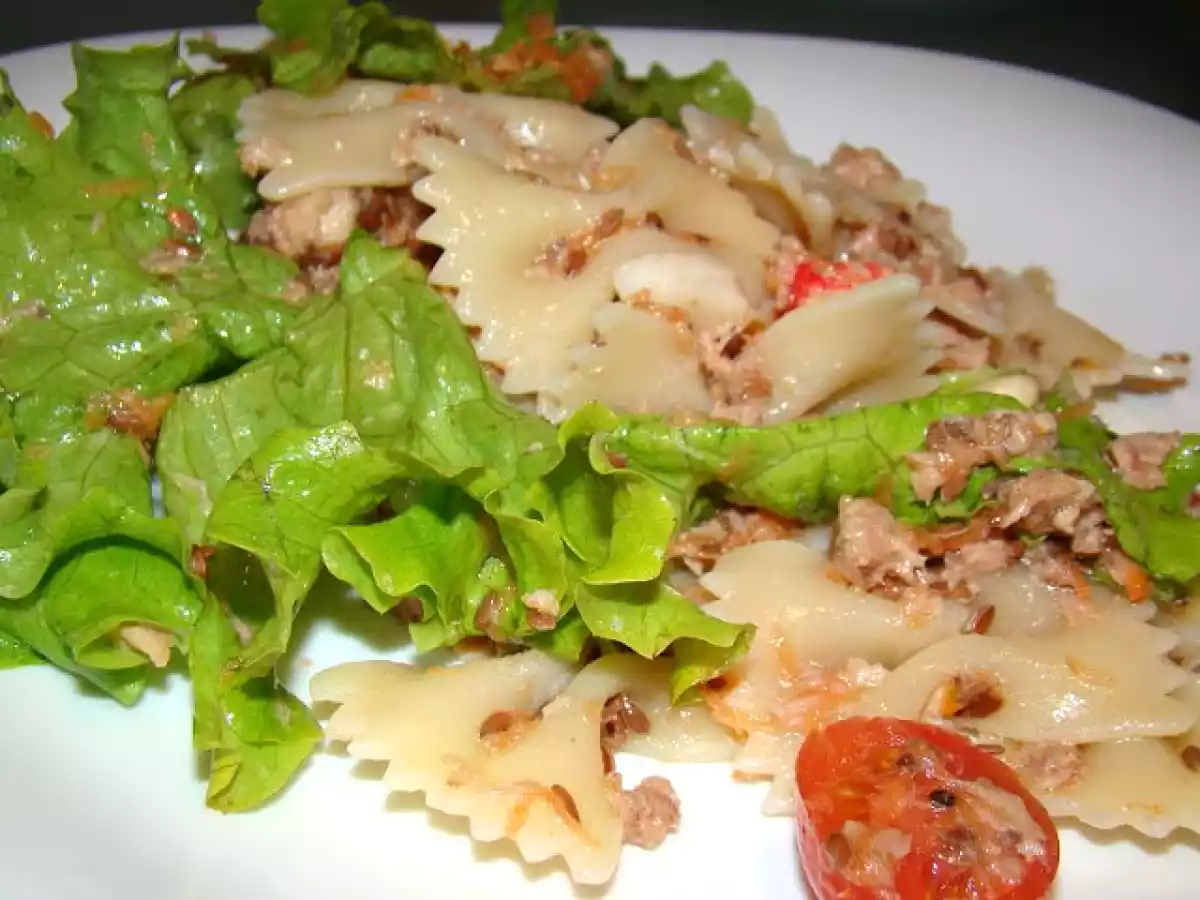 Salada Mista com Atum, Delícias do Mar, Amêndoas e Vinagre de Framboesa