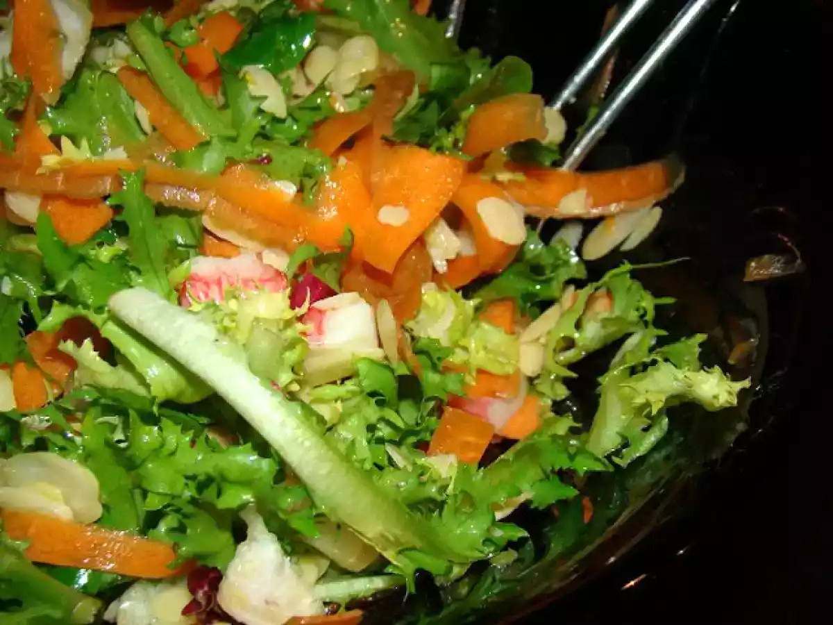 Salada Mista com Cenoura, Amêndoas tostadas, Delícias do Mar e Vinagre de Framboesa