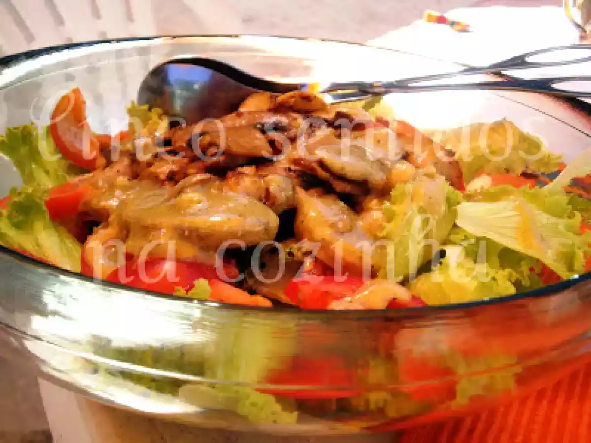 Salada mista com cogumelos em pesto de mangericão e nozes