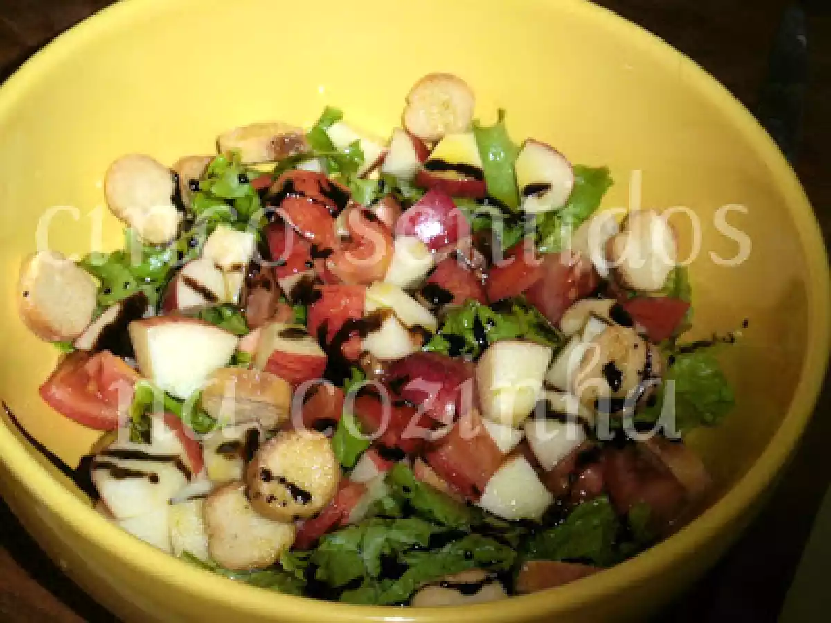 Salada mista com maçã e mousse de vinagre balsâmico