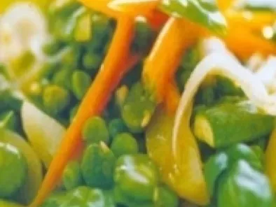 Salada morna de legumes e verduras da primavera