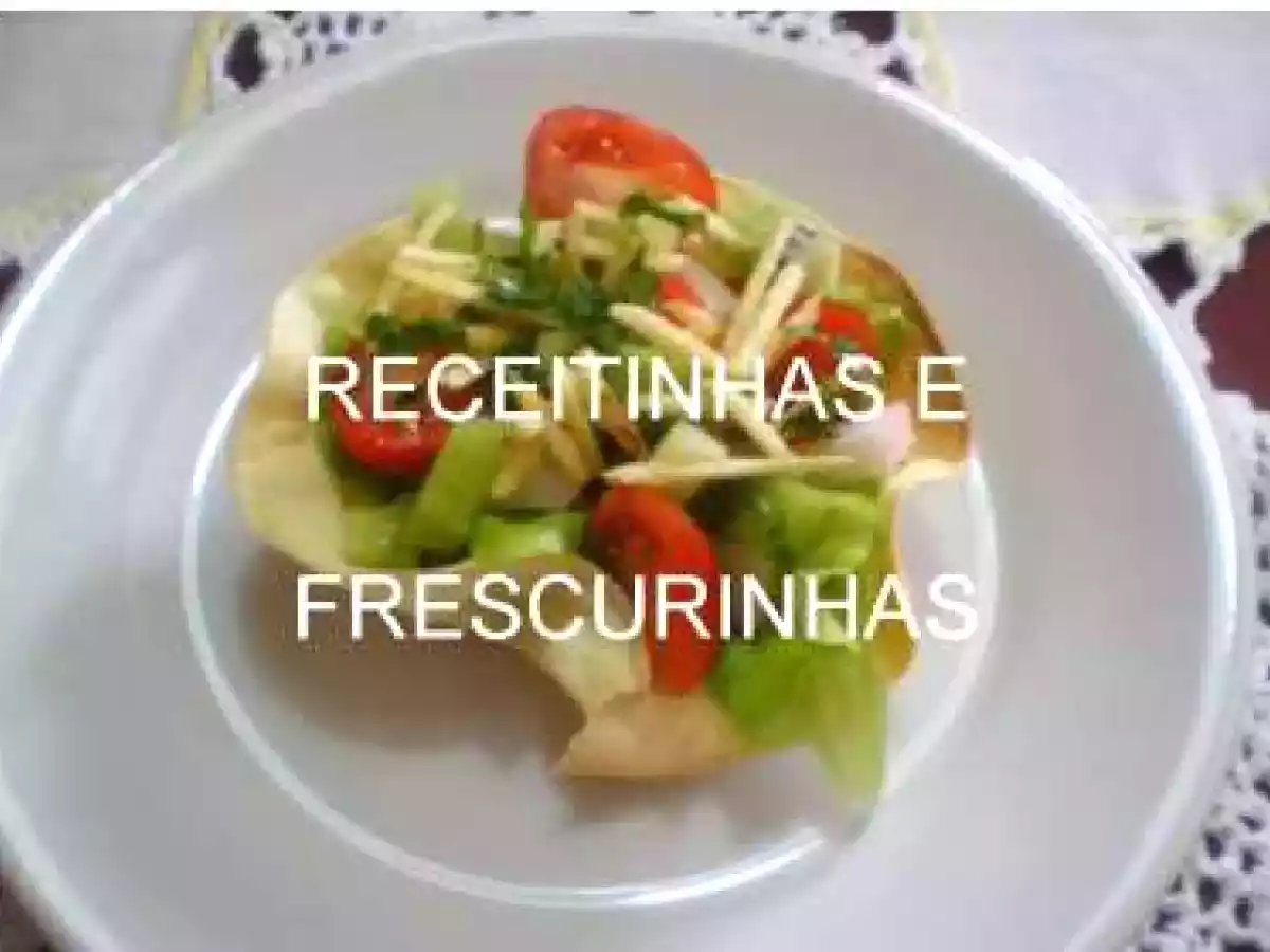 Salada na barquinha com massa de pastel