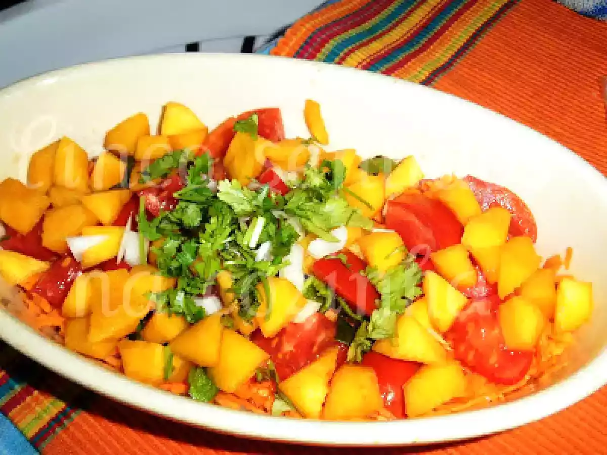 Salada Outonal de pessêgo e tomate aromatizada com coentros