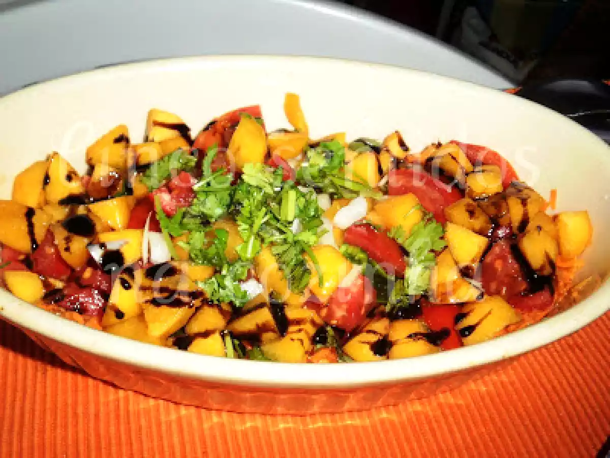 Salada Outonal de pessêgo e tomate aromatizada com coentros - foto 2