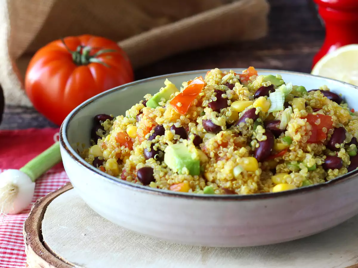 Salada proteica de quinoa com feijão vermelho e milho