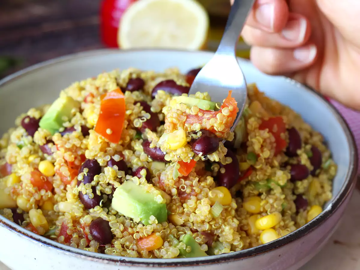 Salada proteica de quinoa com feijão vermelho e milho - foto 3
