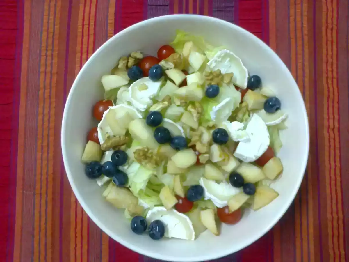 Salada Queijo de Cabra, Pêra e Frutos Silvestres com Molho Mel e Lima