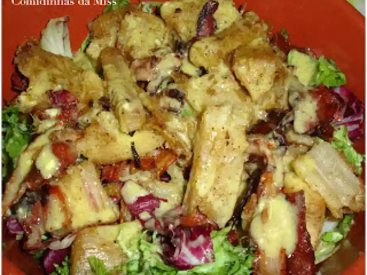 Salada quente de folhas de Inverno, bacon e mandioca