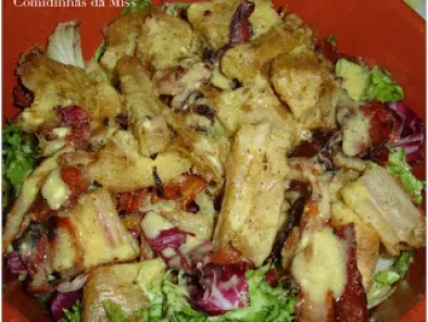 Salada quente de folhas de Inverno, bacon e mandioca