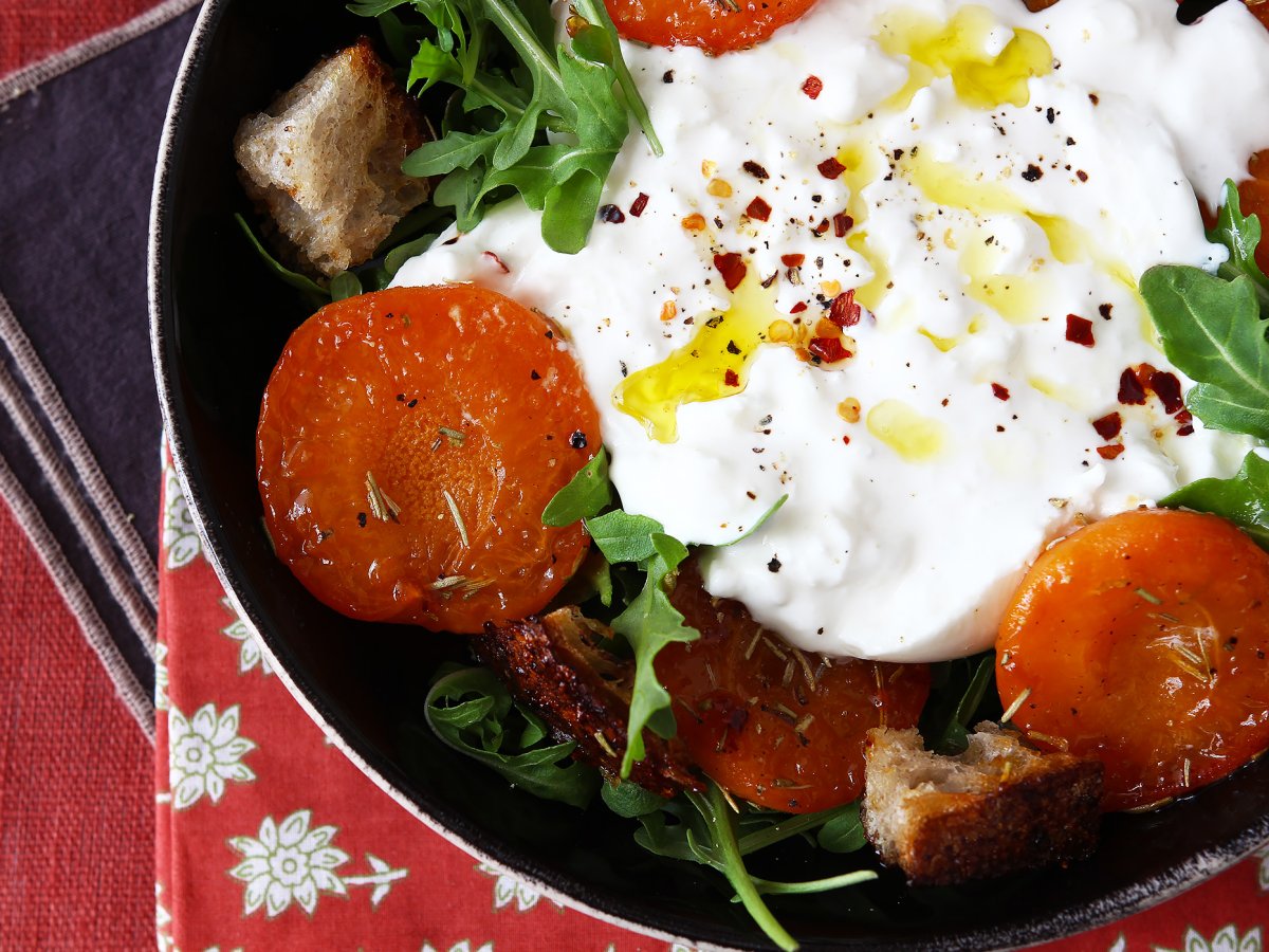 Salada refrescante de damasco assado, rúcula e burrata