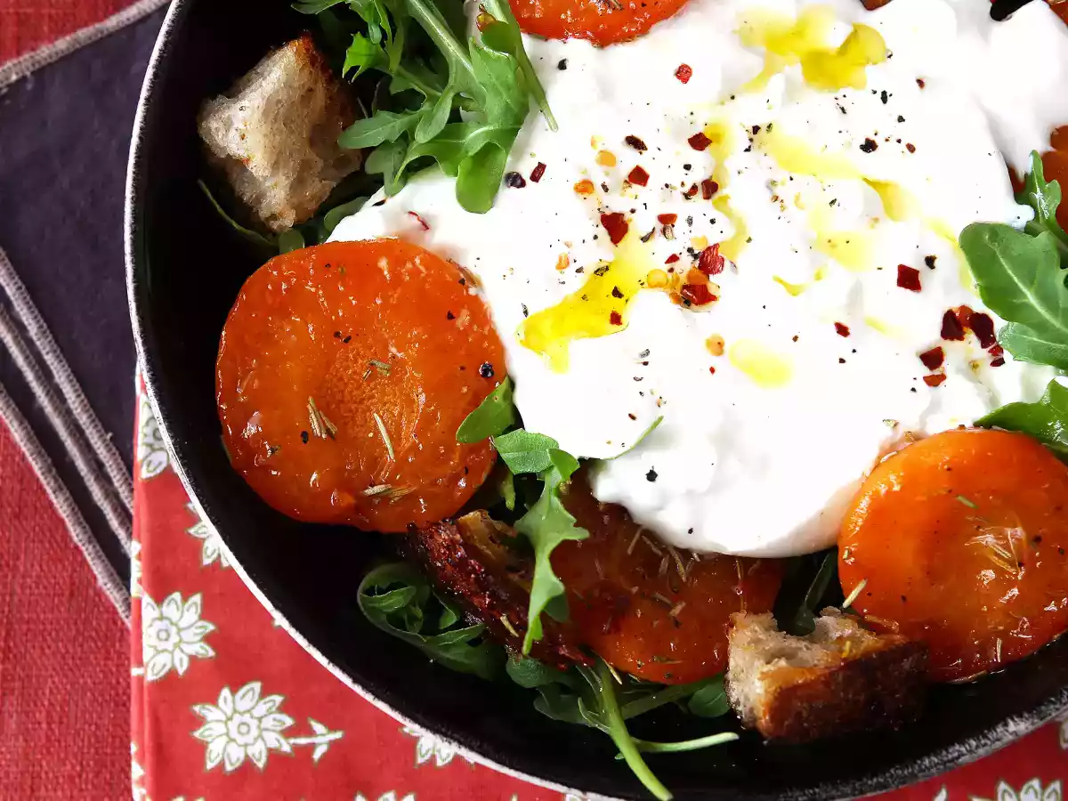 Salada refrescante de damasco assado, rúcula e burrata