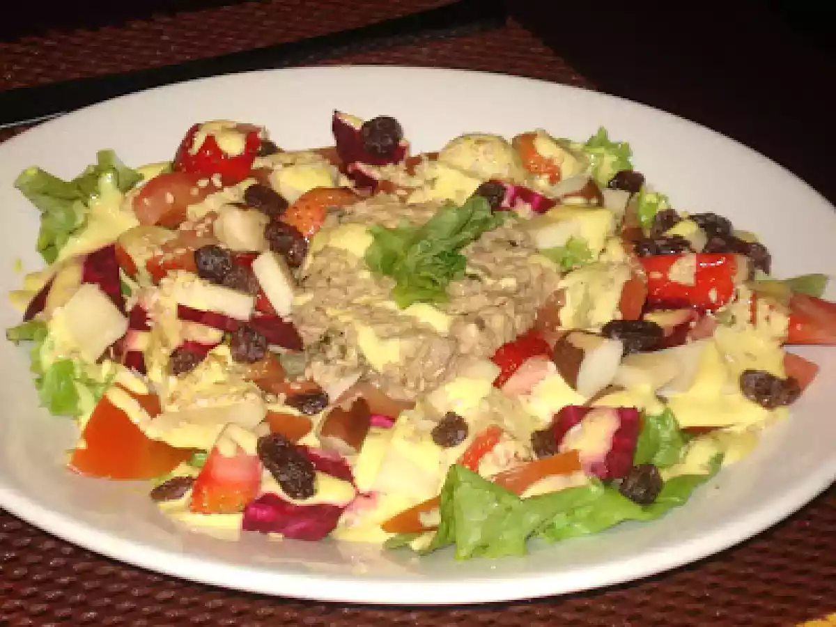 Salada refrescante de morango, pêra, passas, castanhas, legumes, creme de atum e mostarda