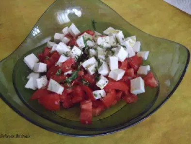 Salada Tomate com Queijo Fresco e Manjericão