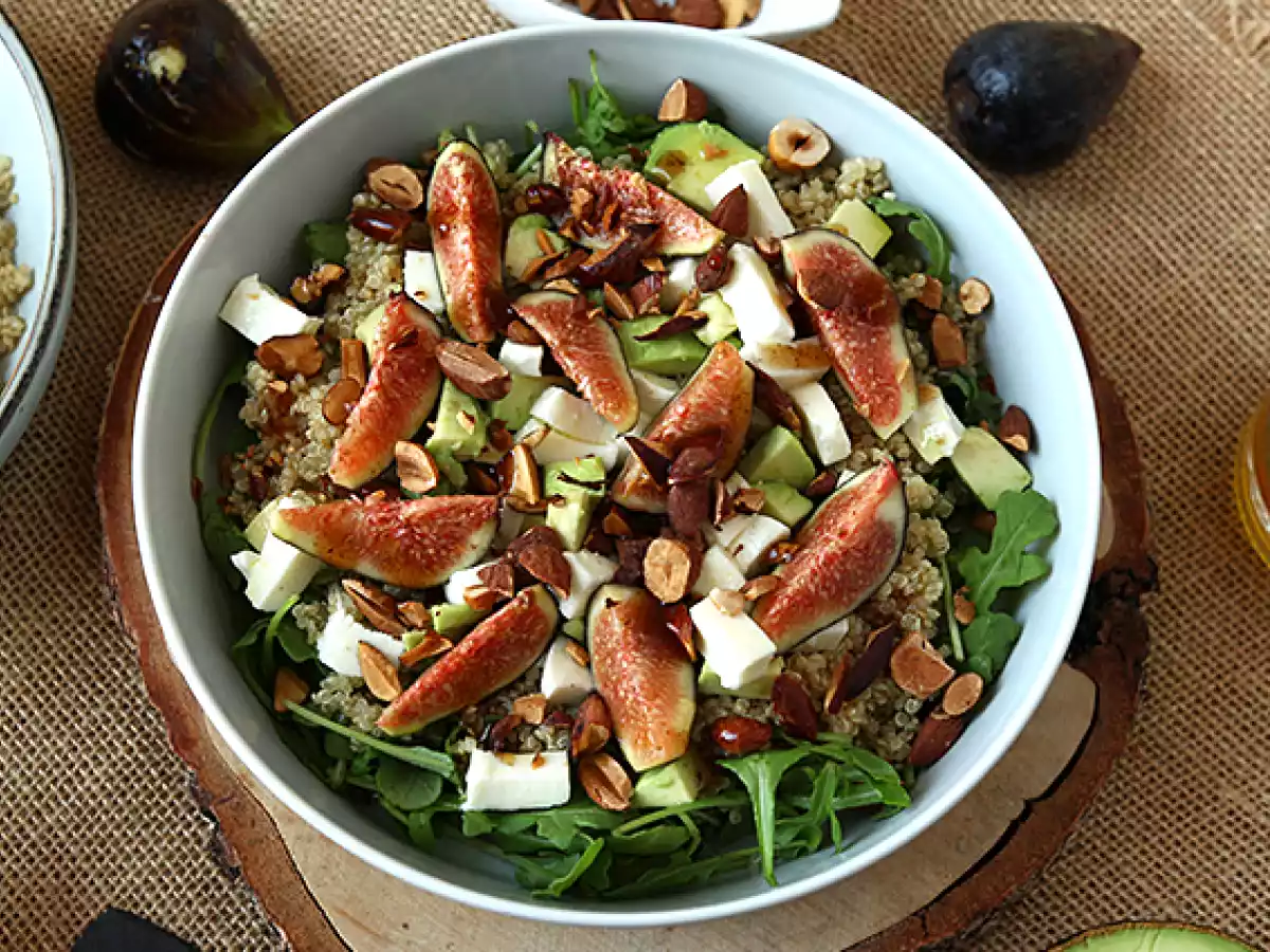 Salada variada de figo, rúcula, quinoa, mozzarella e abacate