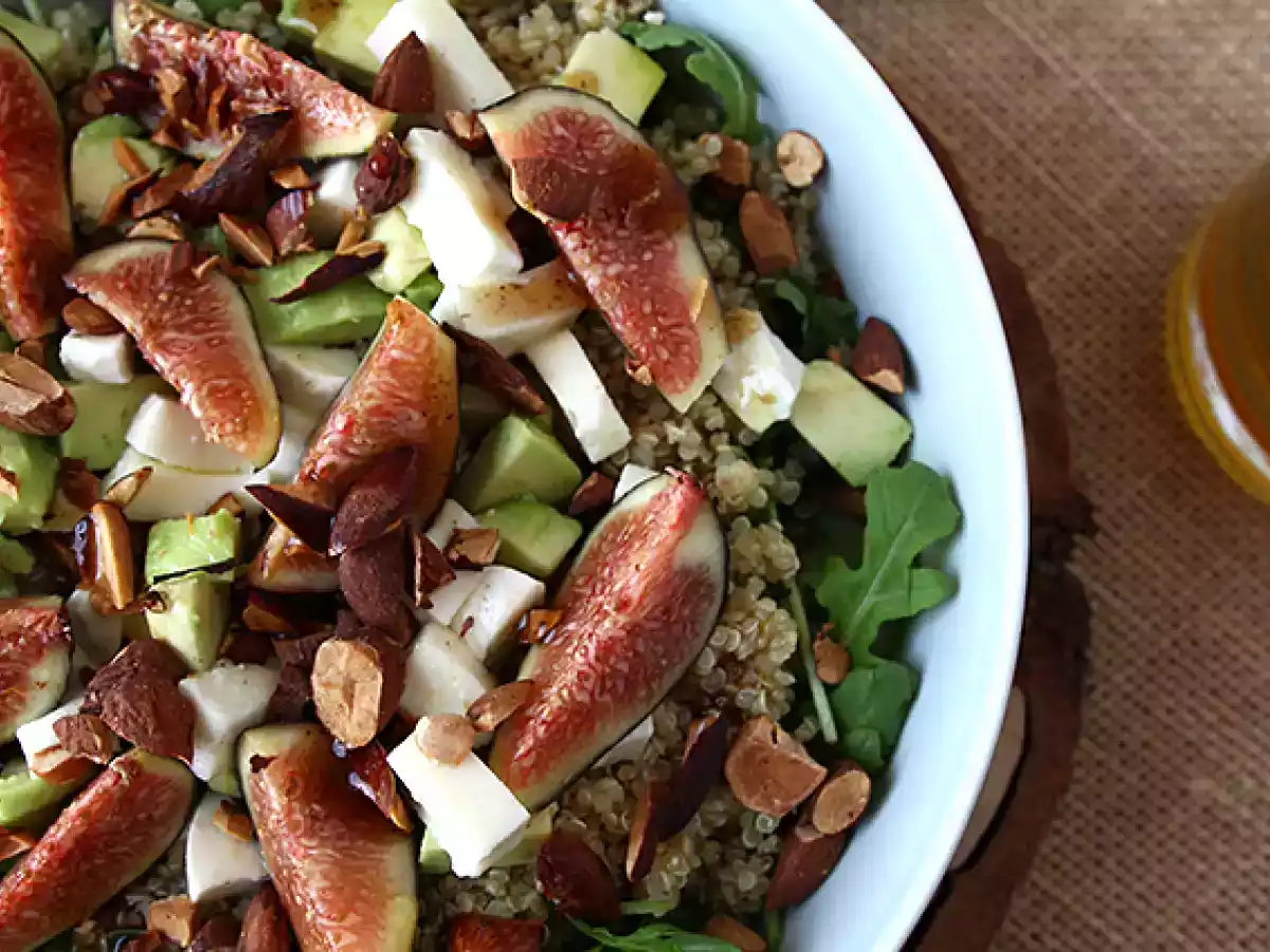 Salada variada de figo, rúcula, quinoa, mozzarella e abacate - foto 2