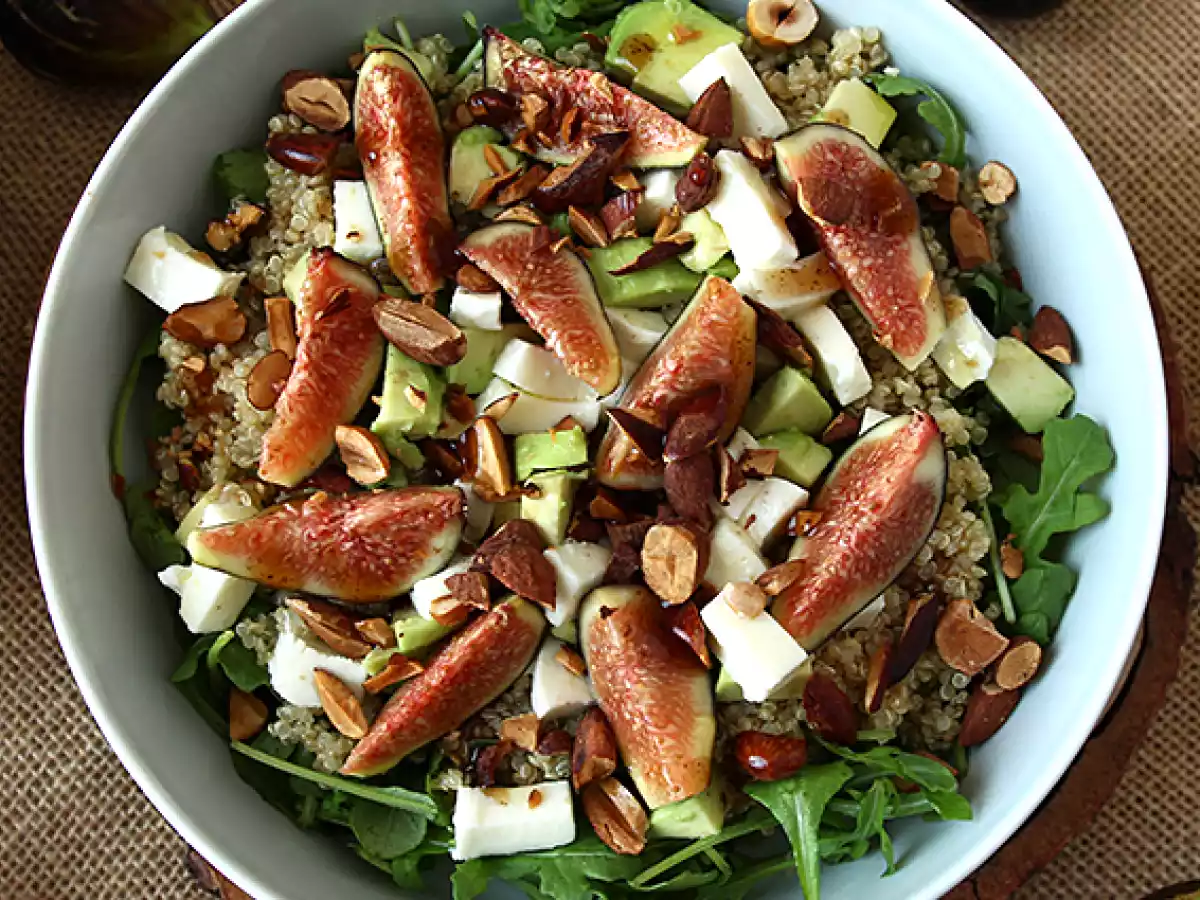 Salada variada de figo, rúcula, quinoa, mozzarella e abacate - foto 4