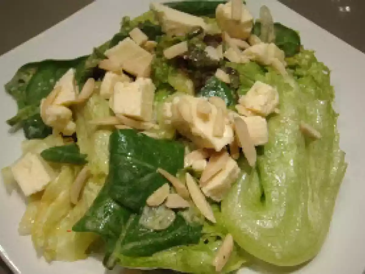 Salada Verde com Queijo Brie ao Molho de Mostarda e Mel