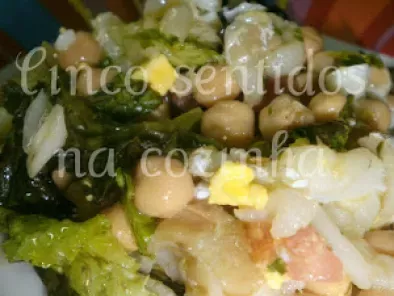 Salada verde de bacalhau com grão