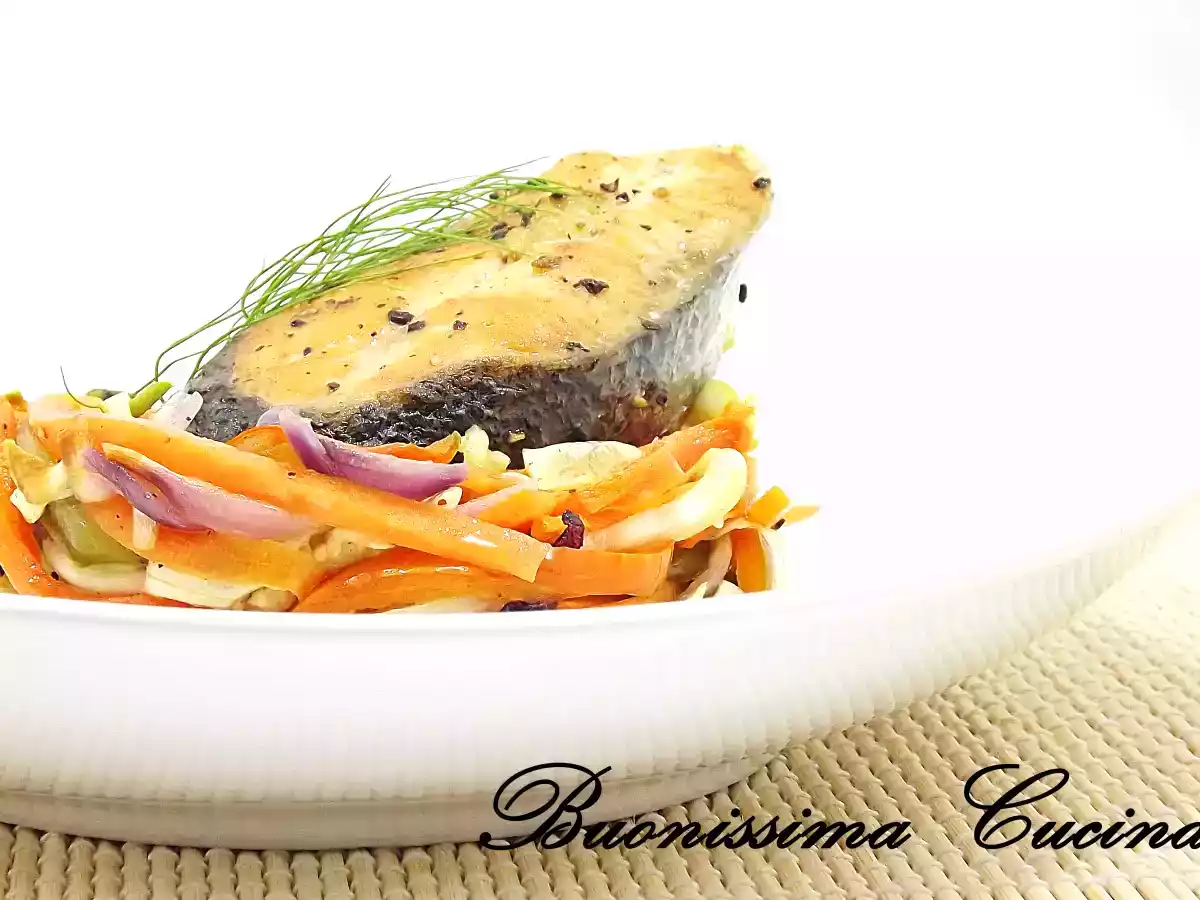 Salmão ao perfume de erva doce acompanhado de espaguete de legumes