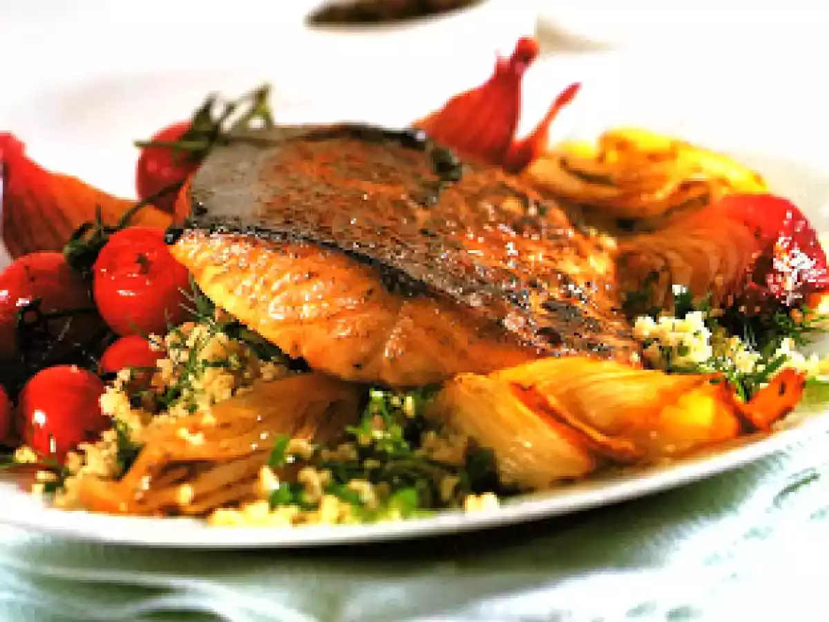 Salmão assado com erva doce, tomate cereja e cebola roxa