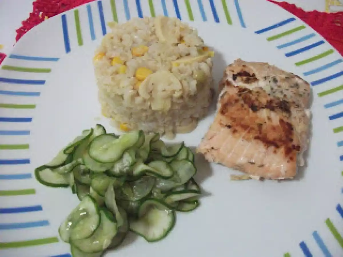 Salmão assado e arroz integral na panela de pressão