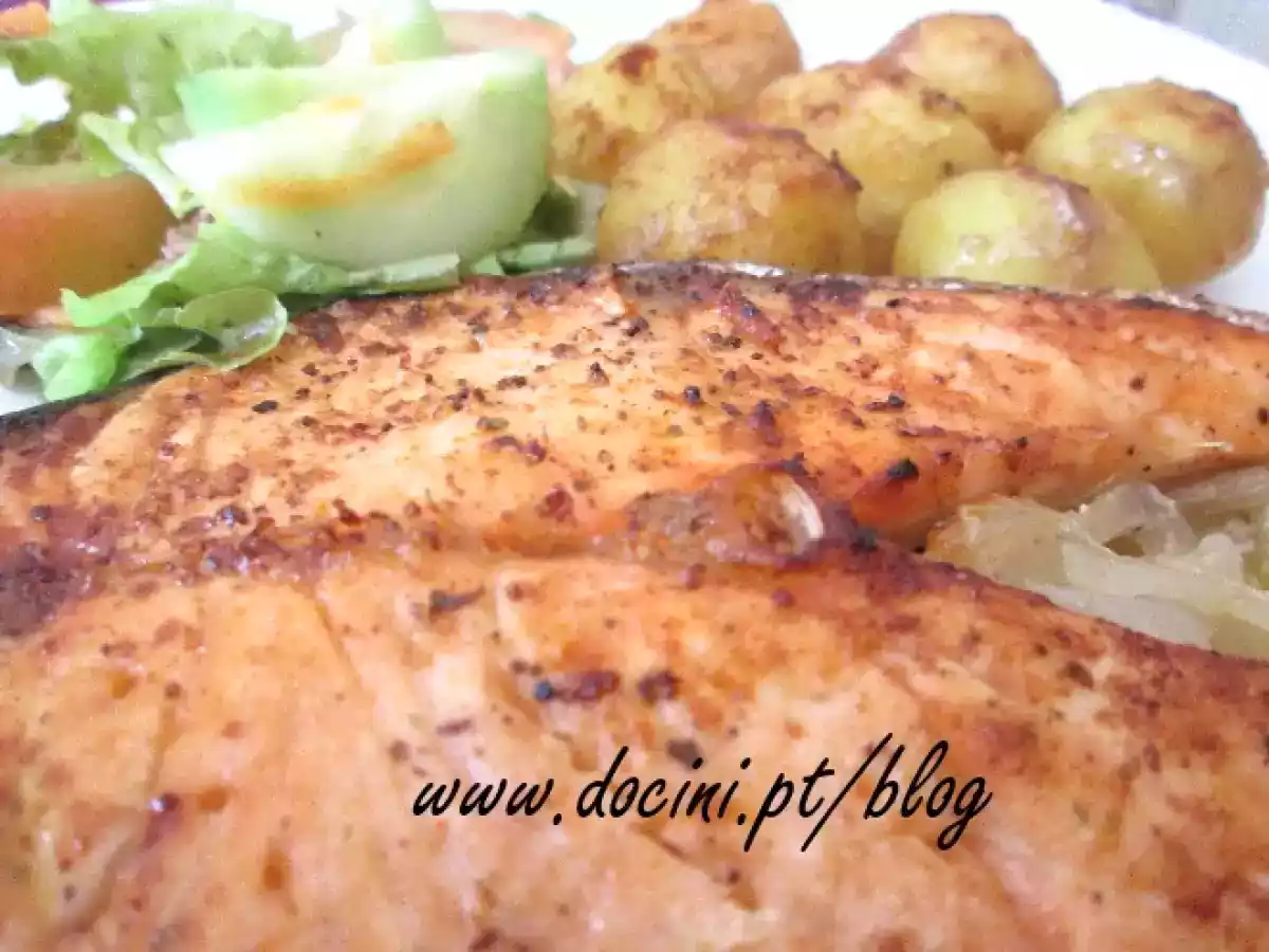 Salmão Assado no Forno com Batatas Assadas