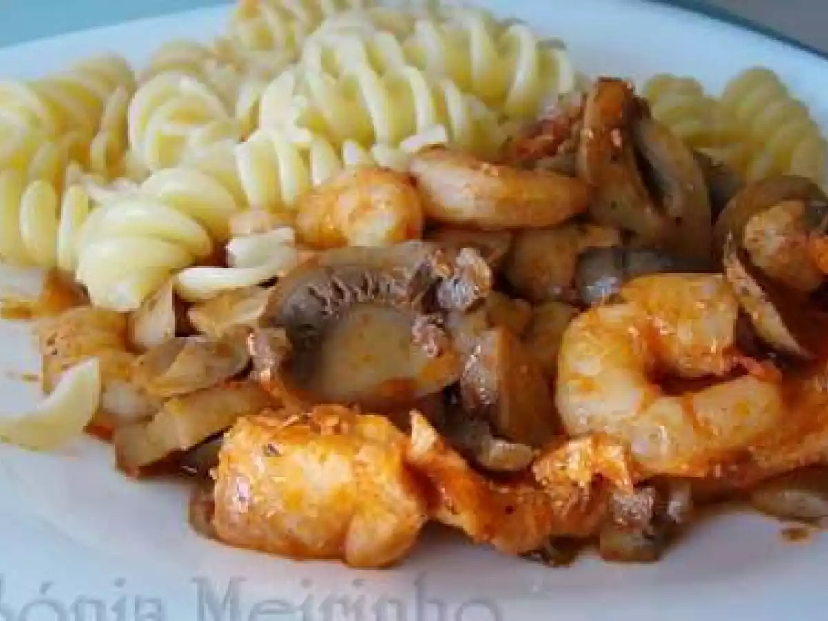 Salmão com Cogumelos e Miolo de Camarão