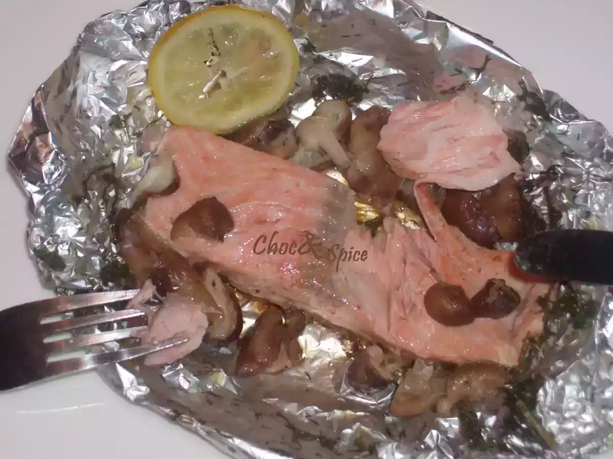 SALMÃO COM COGUMELOS SHITAKE EM PAPELOTE