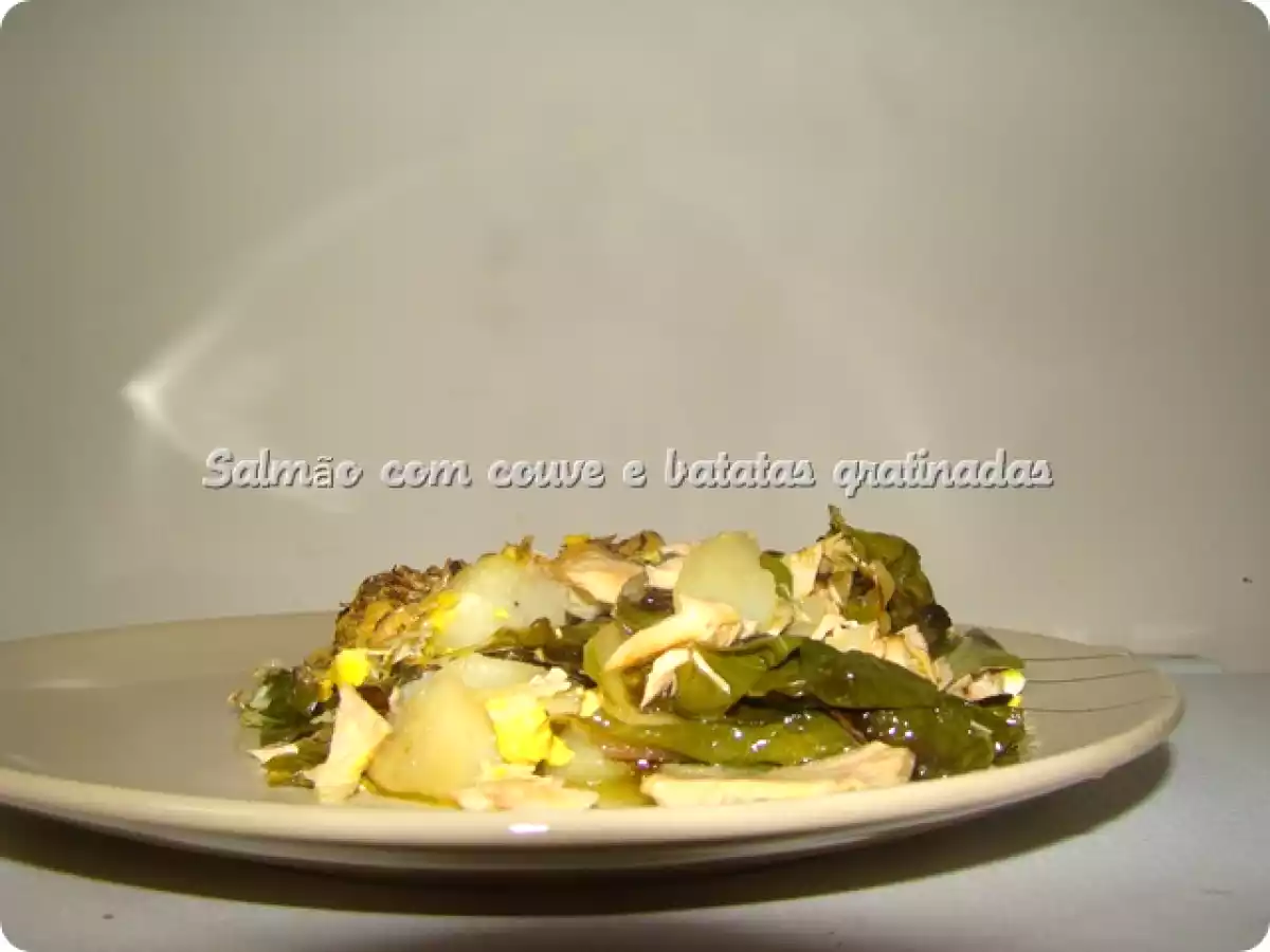 Salmão com couve e batatas gratinadas