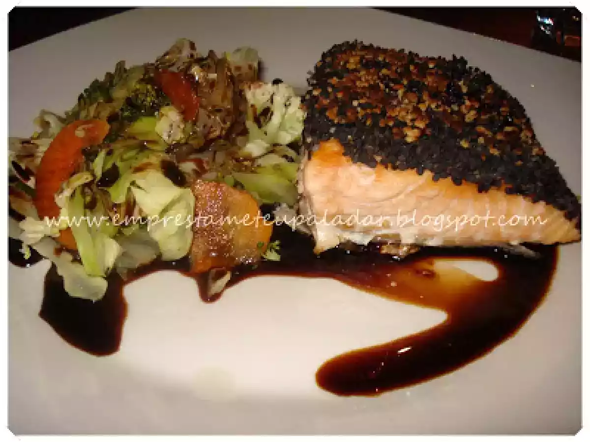 Salmão com crosta de gergelim, molho teriyaki e legumes