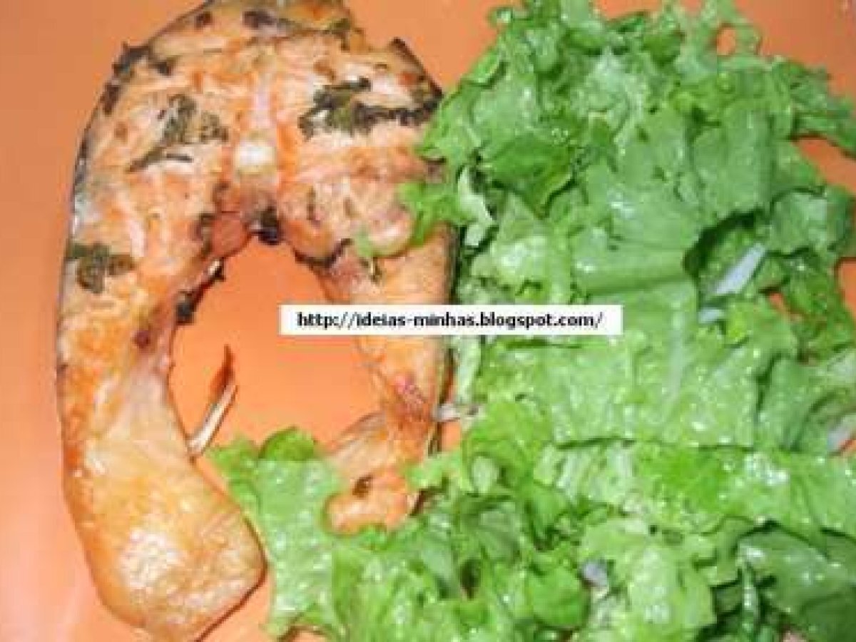 Salmão com ervas aromáticas